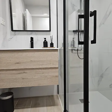 R2R - Moderno Y Amplio Apartamento - 1A102 *
